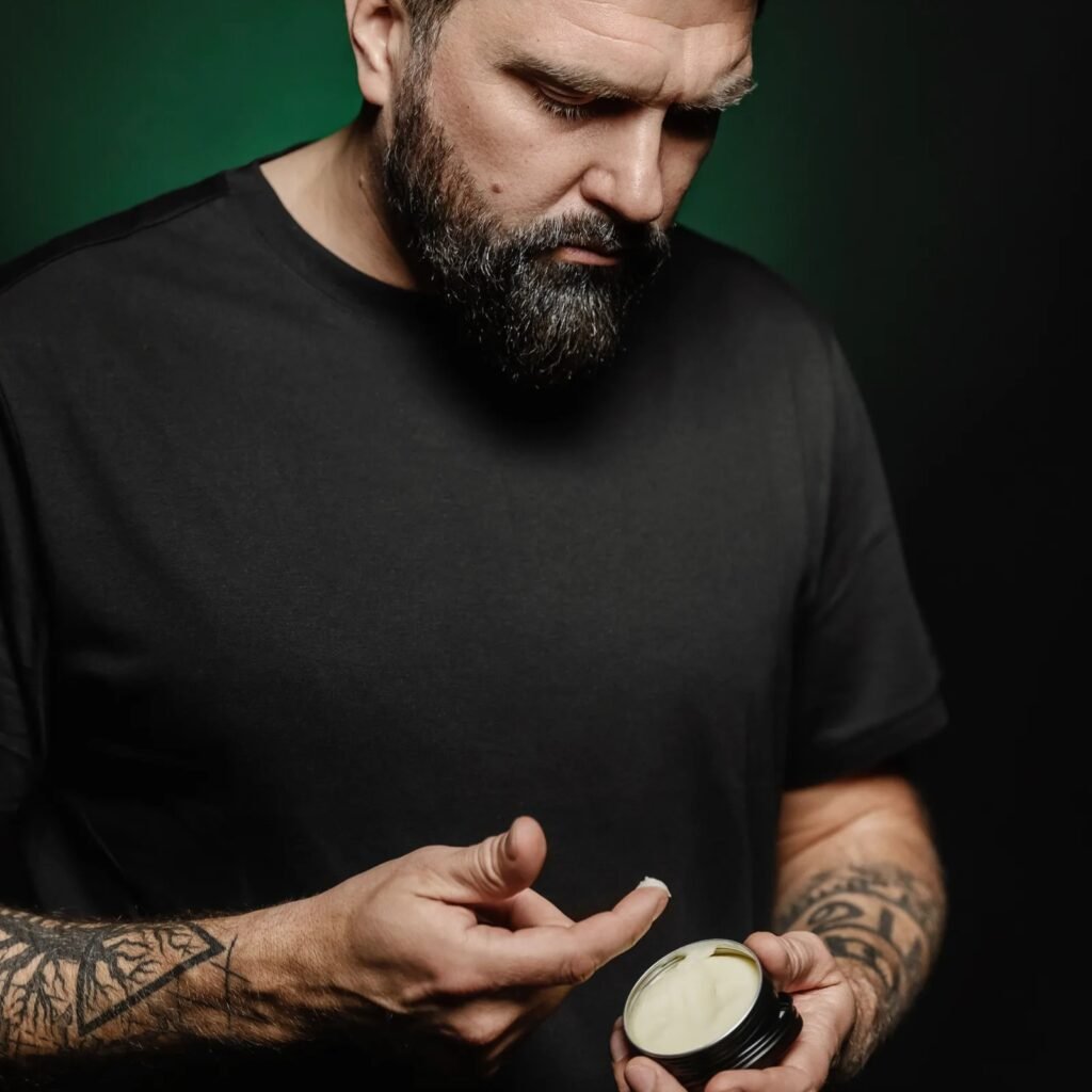 Homem pegando balm para barba com a mão