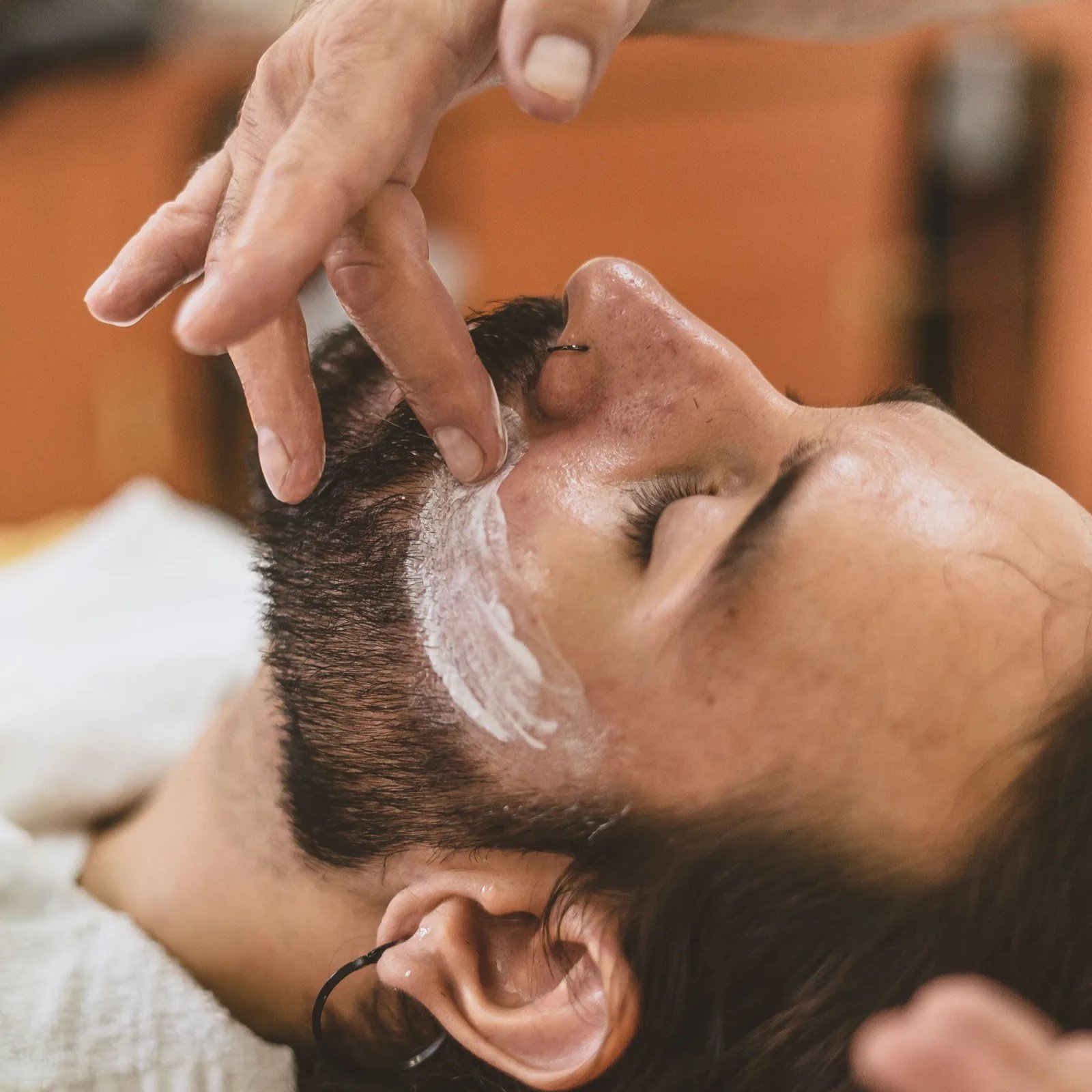 Aplicando balm branco na barba em barbearia