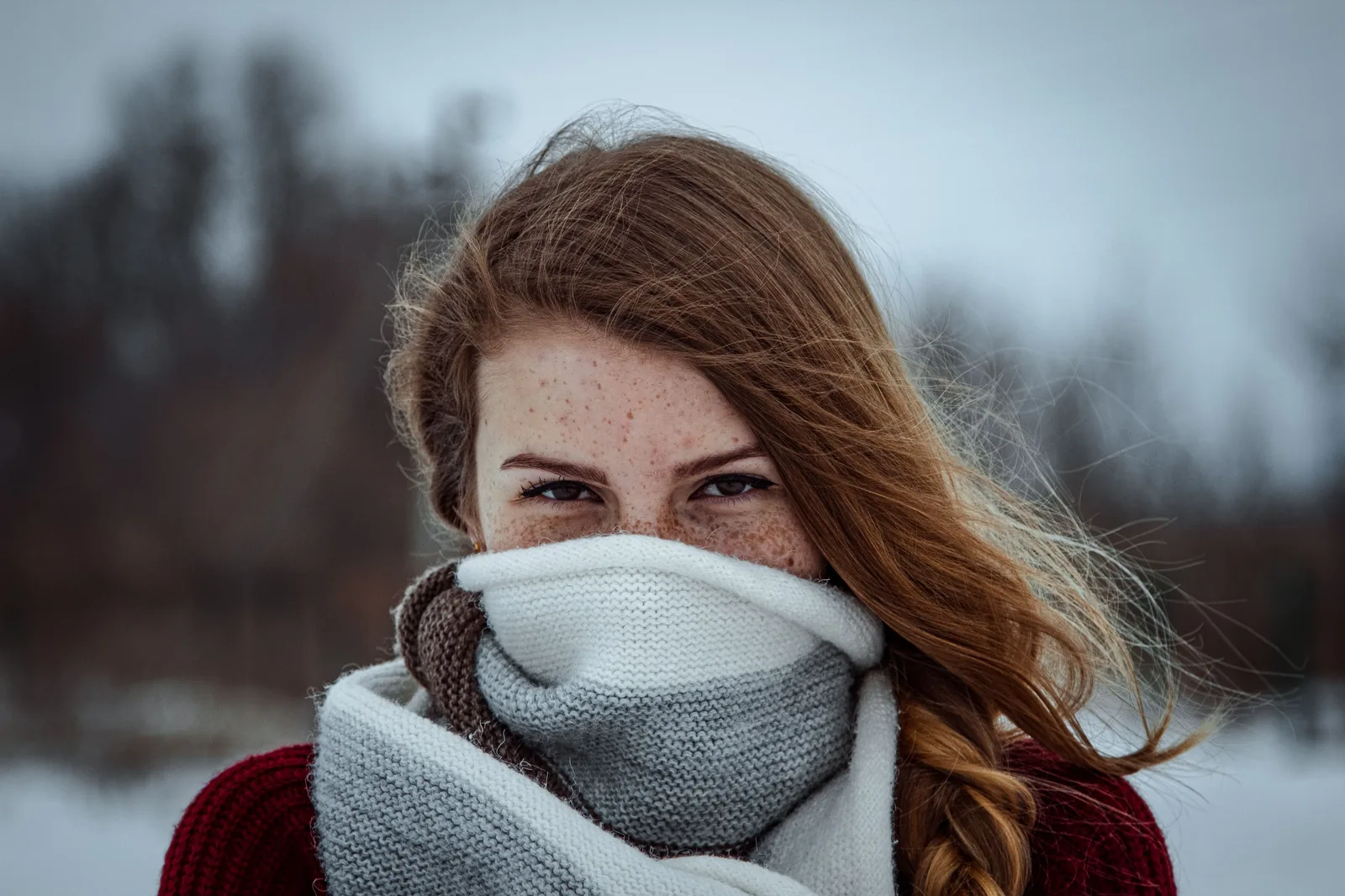 Mulher agasalhada com cachecol no frio do inverno