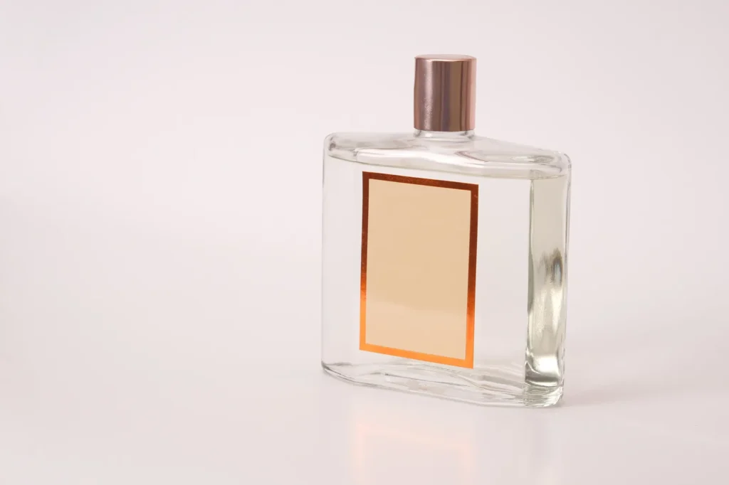Frasco de perfume com rótulo neutro sobre fundo claro