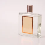 Frasco de perfume com rótulo neutro sobre fundo claro