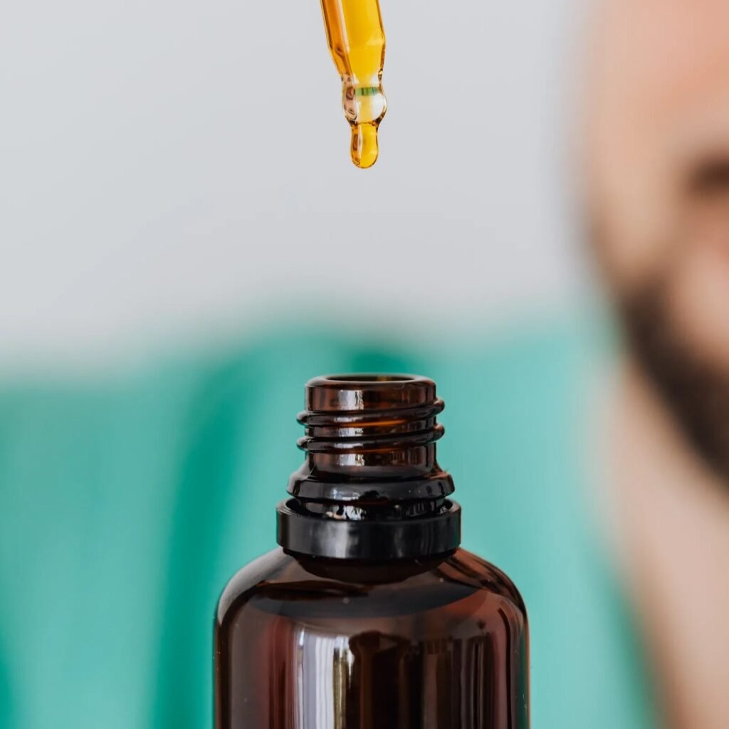 Conta-gotas aplicando óleo para barba