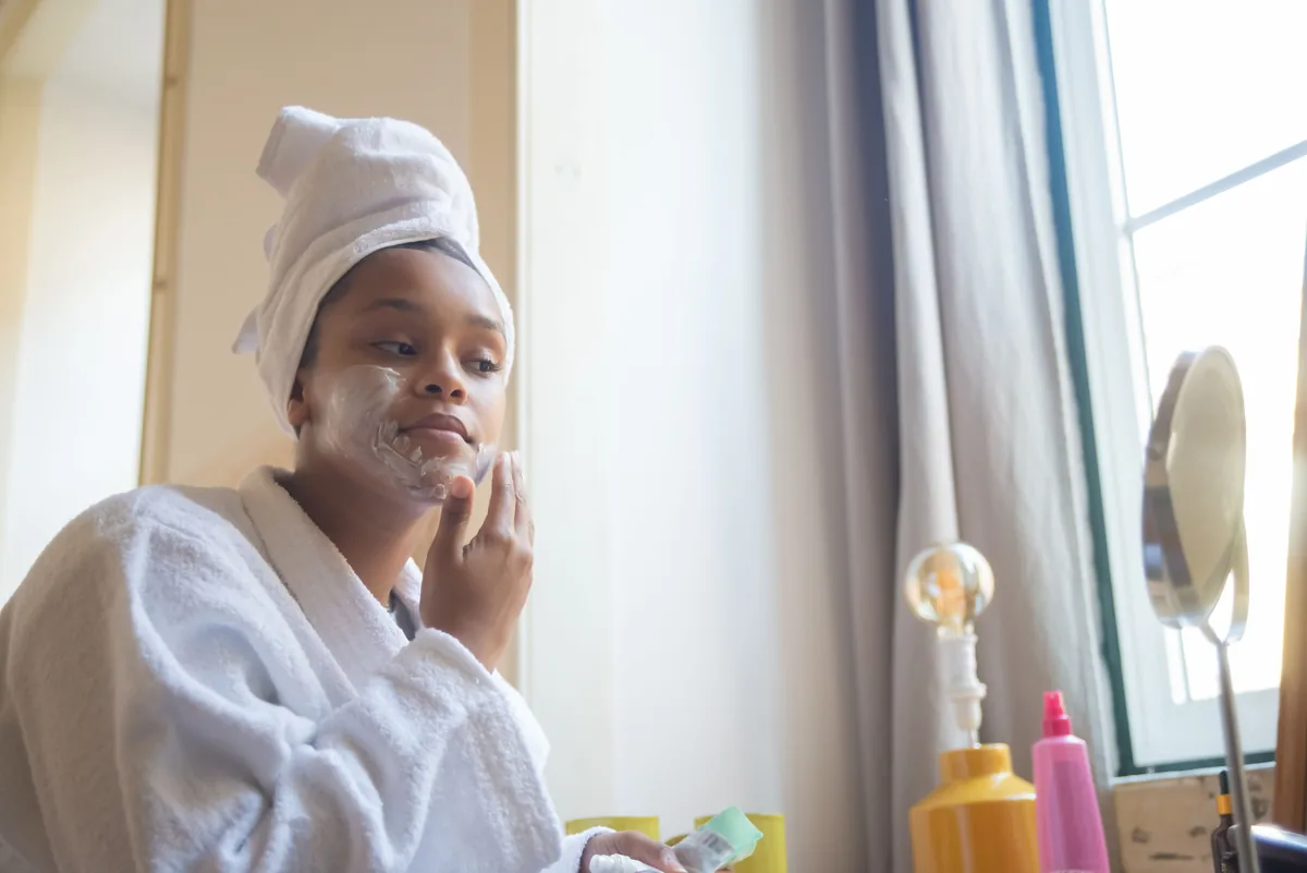mulher aplicando skincare pela manhã
