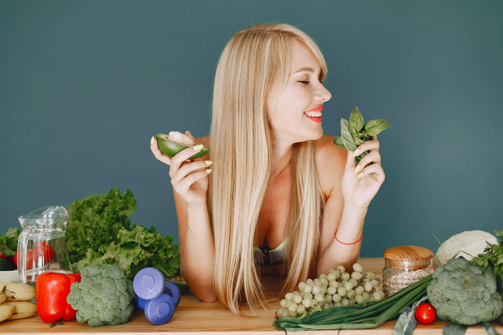 	Mulher sorrindo com alimentos saudáveis para o cabelo