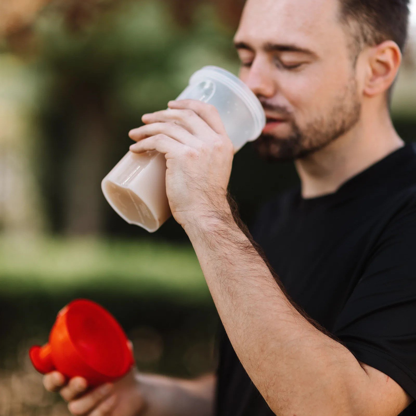 pessoa preparando para tomar shake com creatina