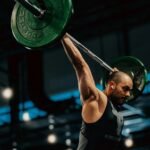 treino de levantamento de peso em academia
