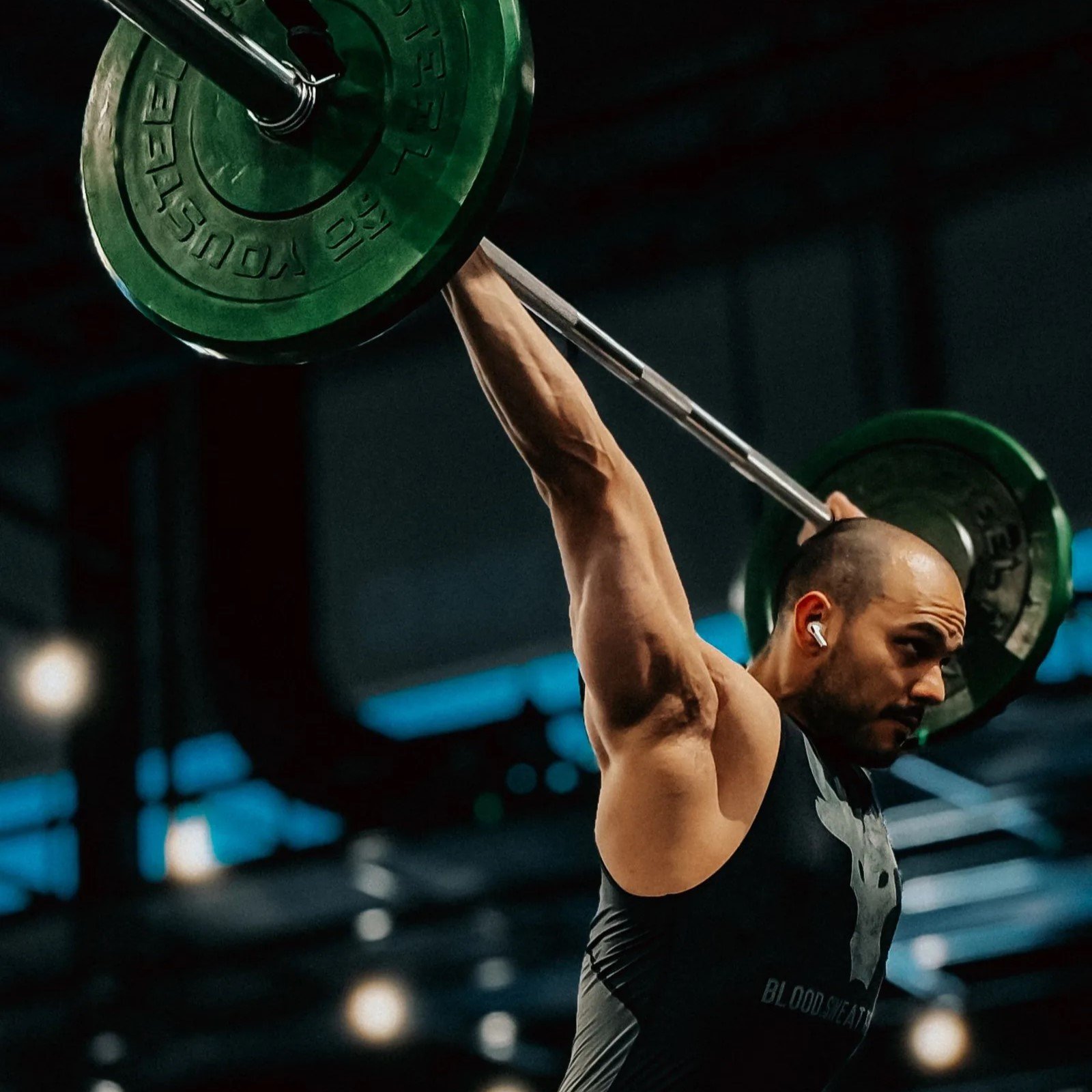 treino de levantamento de peso em academia